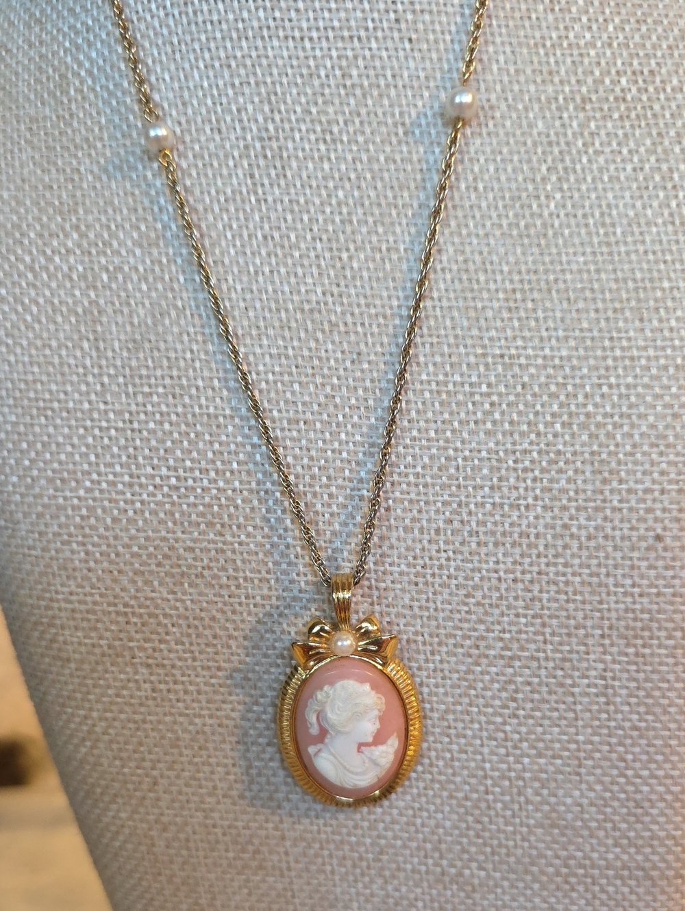 Vintage 1988 Avon "Romantic Portraits" Cameo Faux Pearl Necklace 25"